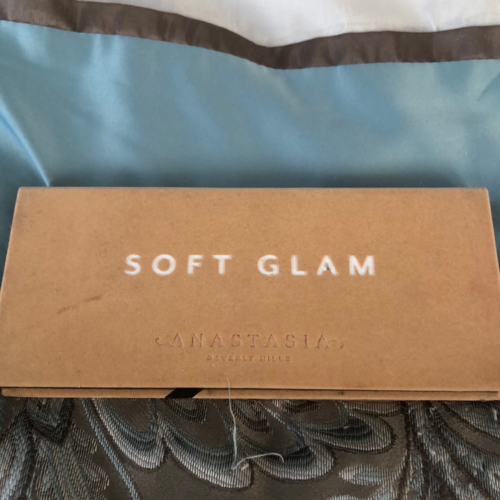 Anastasia soft glam